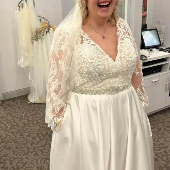 Brand New Oleg Cassini Wedding Dress - Picture 9 of 9